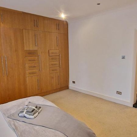 Action Packed Local 3Br 1 Mins Walk To Everything Apartman London Kültér fotó