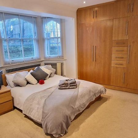 Action Packed Local 3Br 1 Mins Walk To Everything Apartman London Kültér fotó