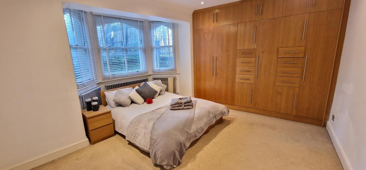 Action Packed Local 3Br 1 Mins Walk To Everything Apartman London Kültér fotó