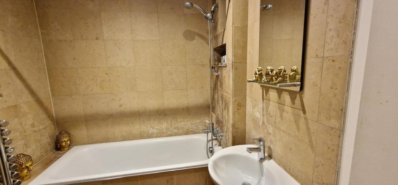 Action Packed Local 3Br 1 Mins Walk To Everything Apartman London Kültér fotó