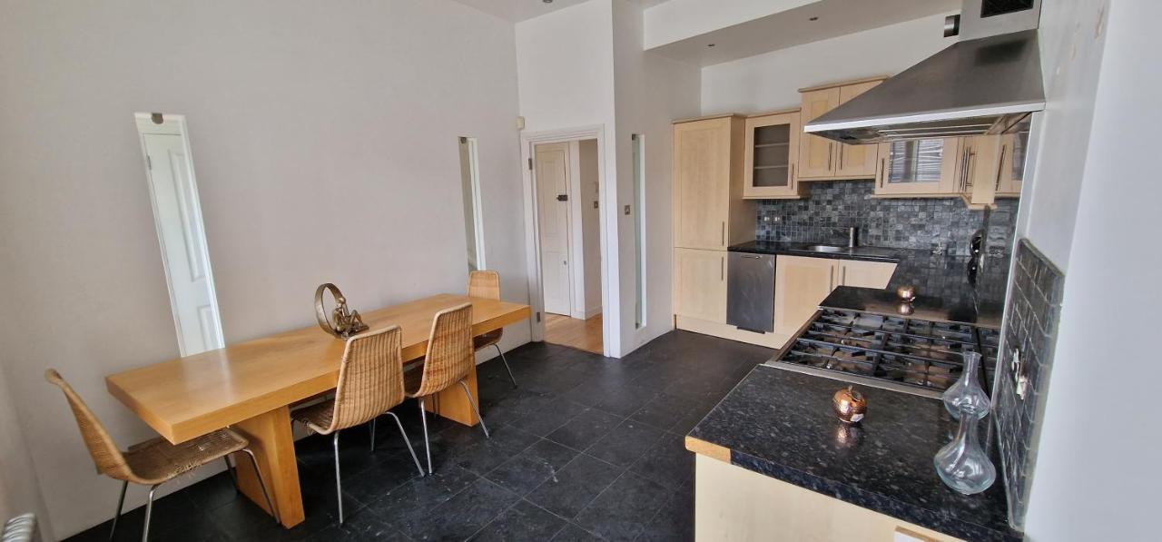 Action Packed Local 3Br 1 Mins Walk To Everything Apartman London Kültér fotó