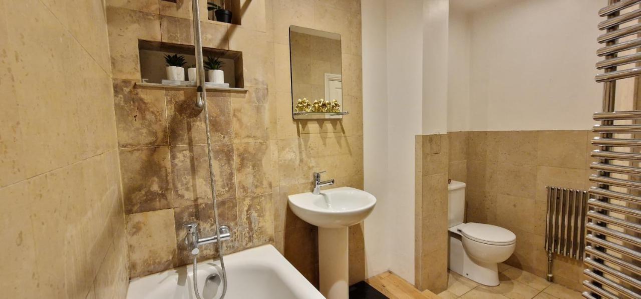 Action Packed Local 3Br 1 Mins Walk To Everything Apartman London Kültér fotó
