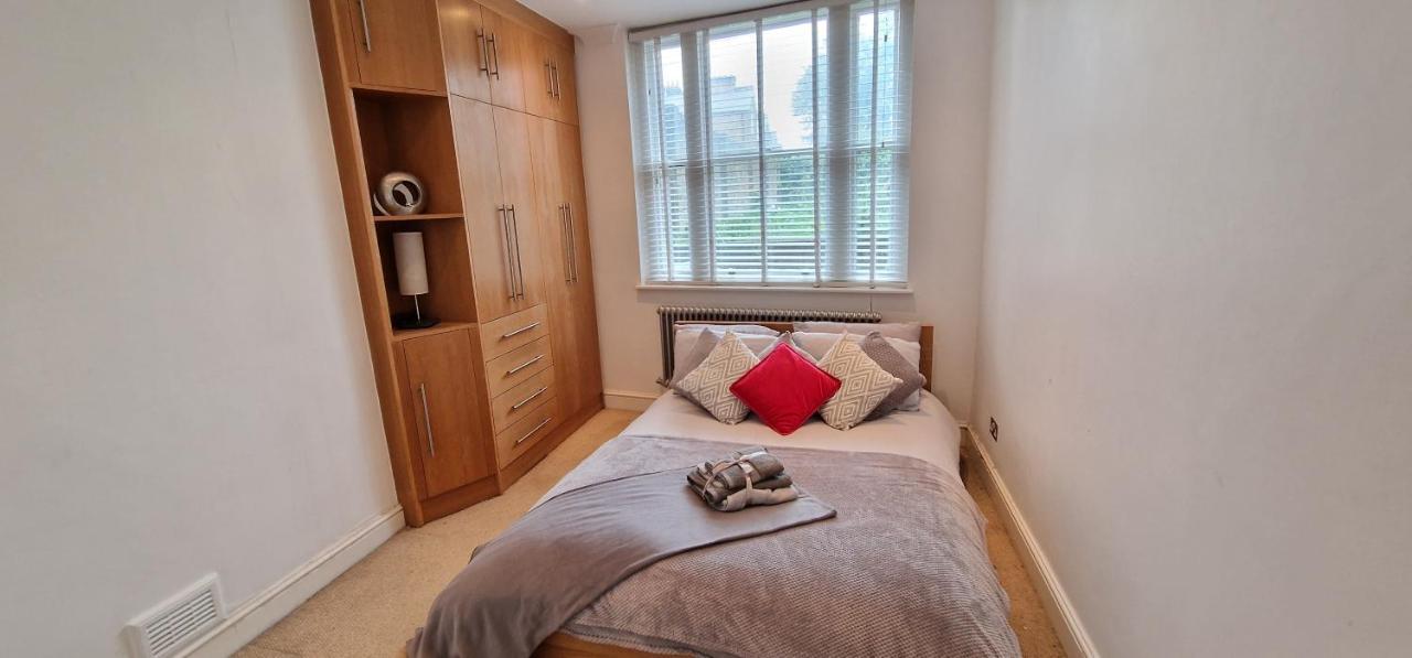 Action Packed Local 3Br 1 Mins Walk To Everything Apartman London Kültér fotó