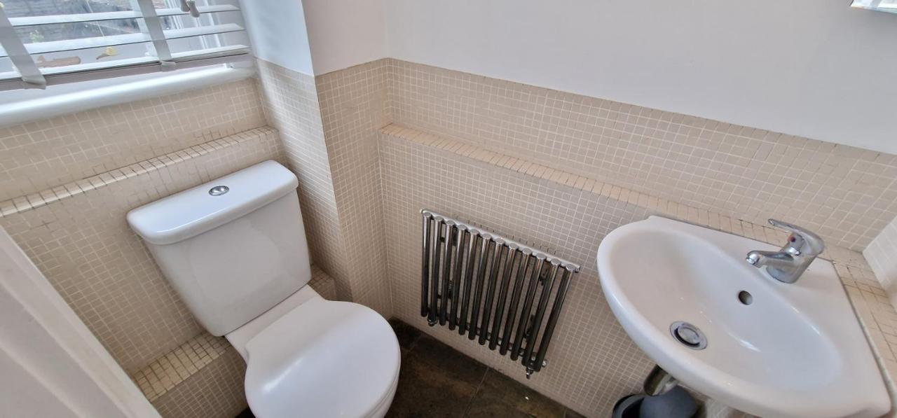Action Packed Local 3Br 1 Mins Walk To Everything Apartman London Kültér fotó