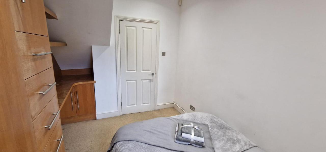 Action Packed Local 3Br 1 Mins Walk To Everything Apartman London Kültér fotó
