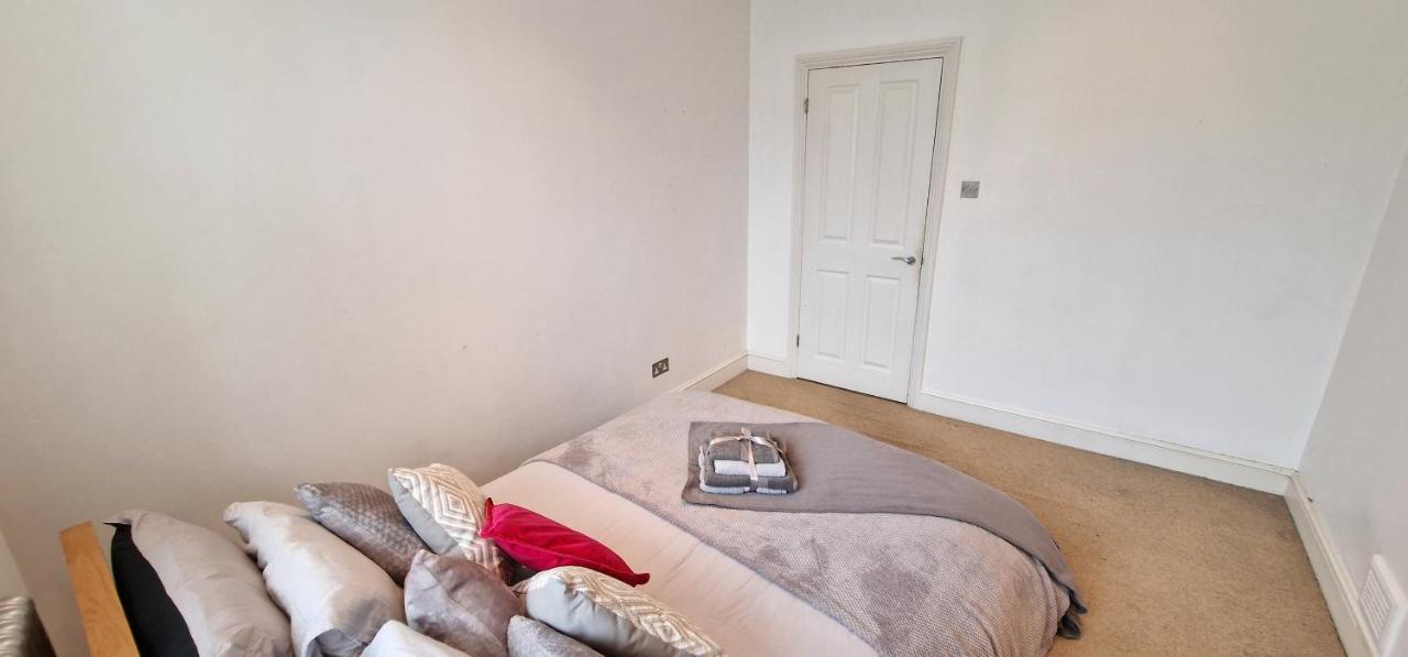 Action Packed Local 3Br 1 Mins Walk To Everything Apartman London Kültér fotó