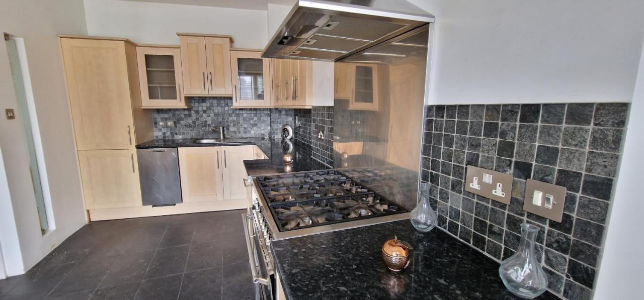 Action Packed Local 3Br 1 Mins Walk To Everything Apartman London Kültér fotó