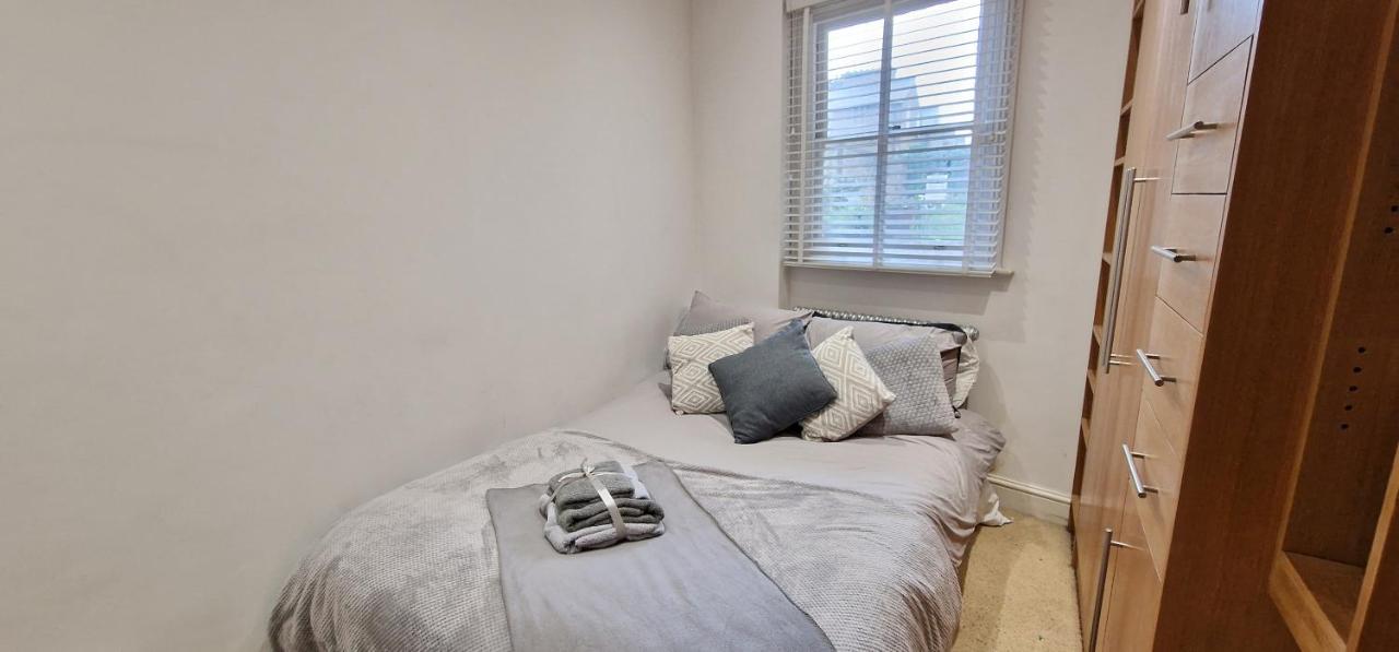 Action Packed Local 3Br 1 Mins Walk To Everything Apartman London Kültér fotó